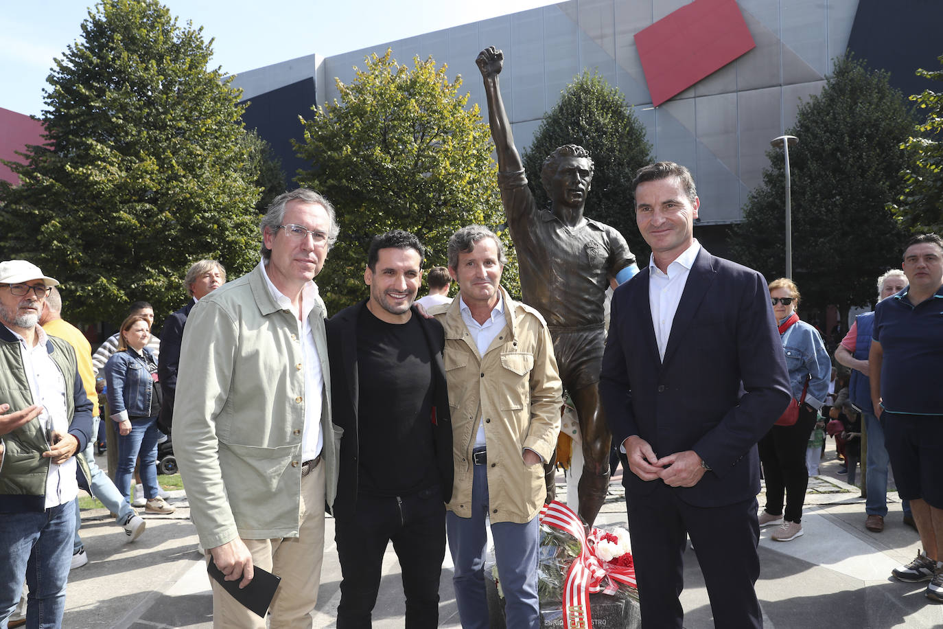 Quini, eterno en El Molinón: las imágenes de la inauguración de la escultura en Gijón