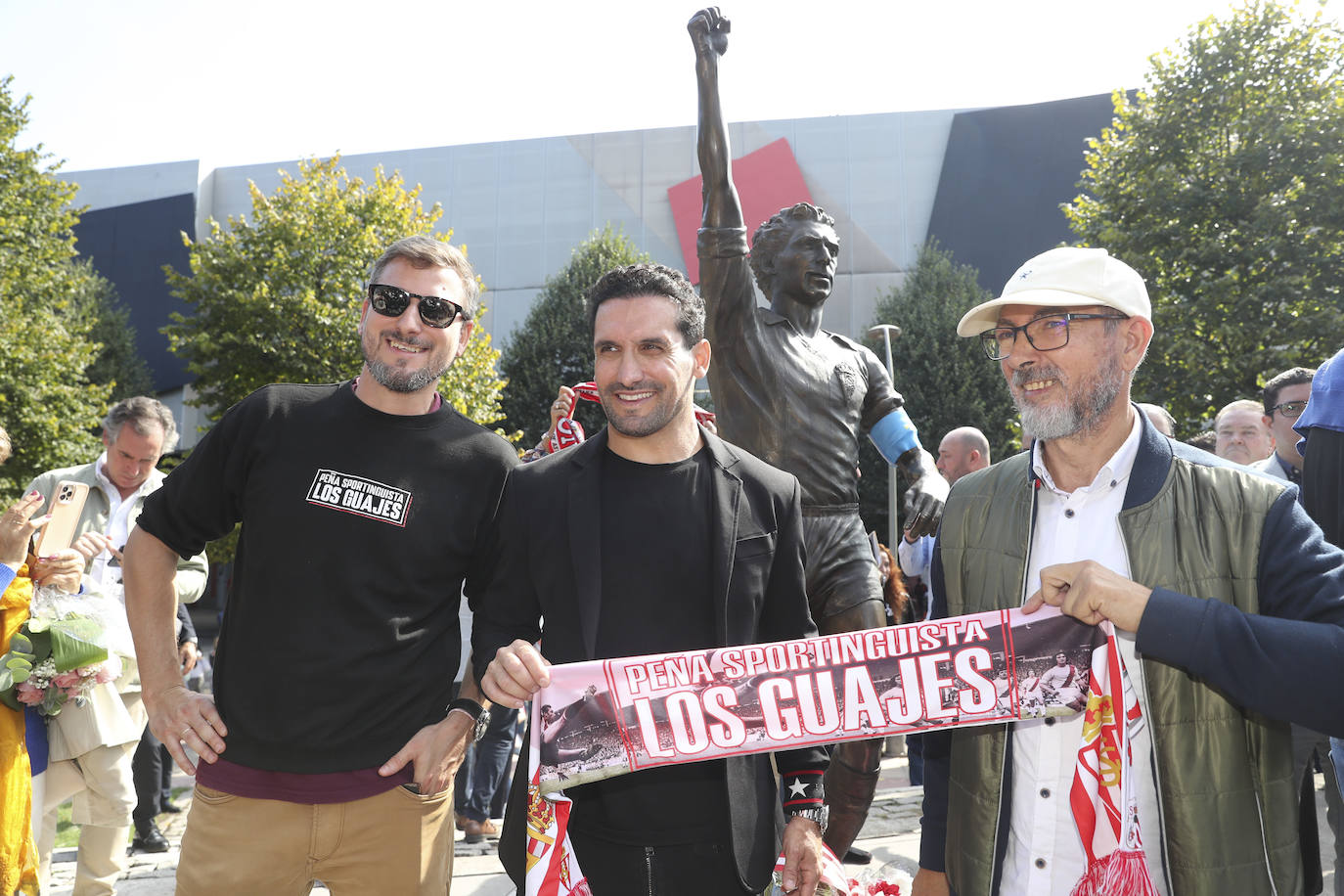 Quini, eterno en El Molinón: las imágenes de la inauguración de la escultura en Gijón