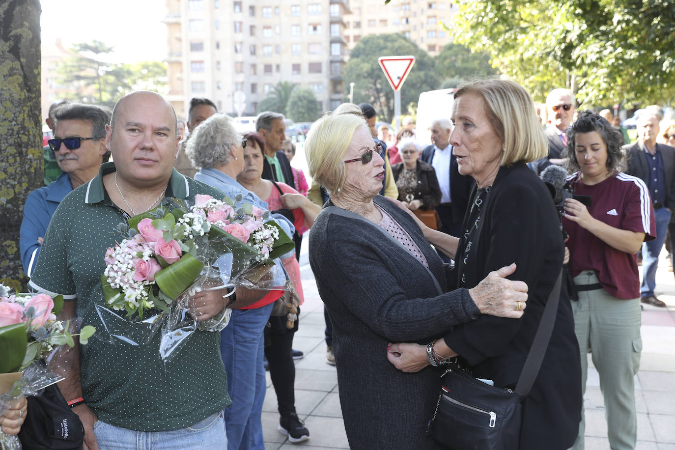 Quini, eterno en El Molinón: las imágenes de la inauguración de la escultura en Gijón