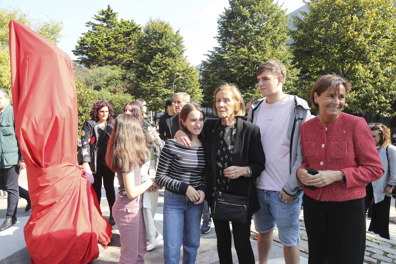 Quini, eterno en El Molinón: las imágenes de la inauguración de la escultura en Gijón