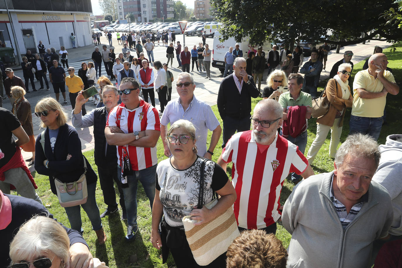 Quini, eterno en El Molinón: las imágenes de la inauguración de la escultura en Gijón