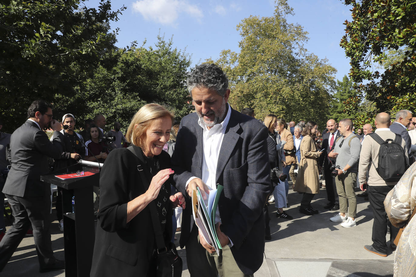 Quini, eterno en El Molinón: las imágenes de la inauguración de la escultura en Gijón