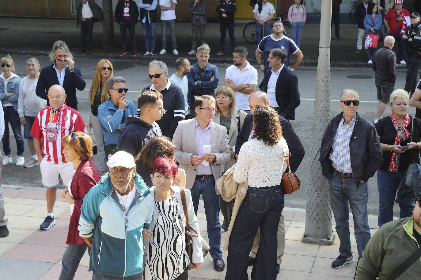 Quini, eterno en El Molinón: las imágenes de la inauguración de la escultura en Gijón