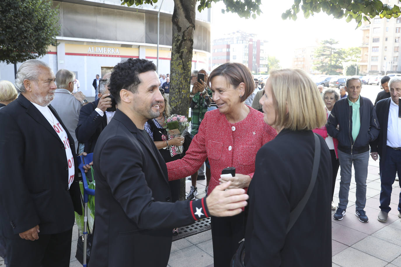 Quini, eterno en El Molinón: las imágenes de la inauguración de la escultura en Gijón