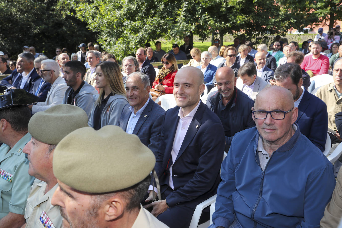 Quini, eterno en El Molinón: las imágenes de la inauguración de la escultura en Gijón