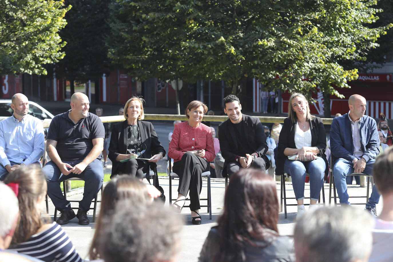 Quini, eterno en El Molinón: las imágenes de la inauguración de la escultura en Gijón