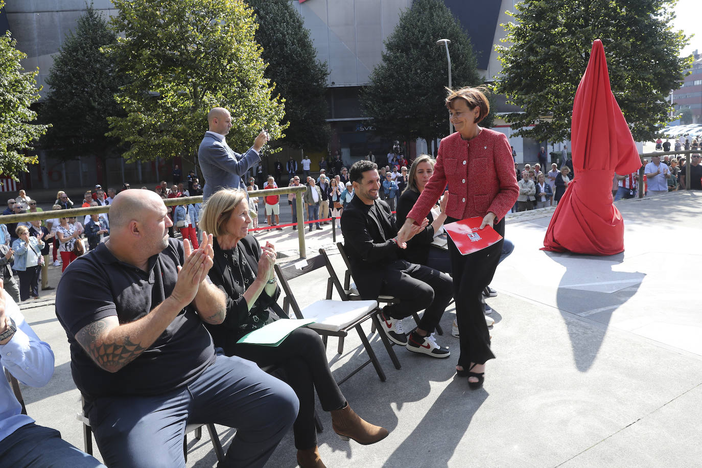 Quini, eterno en El Molinón: las imágenes de la inauguración de la escultura en Gijón