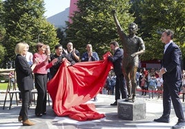 Quini, eterno en El Molinón: las imágenes de la inauguración de la escultura en Gijón