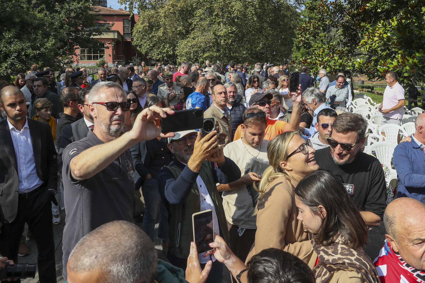 Quini, eterno en El Molinón: las imágenes de la inauguración de la escultura en Gijón