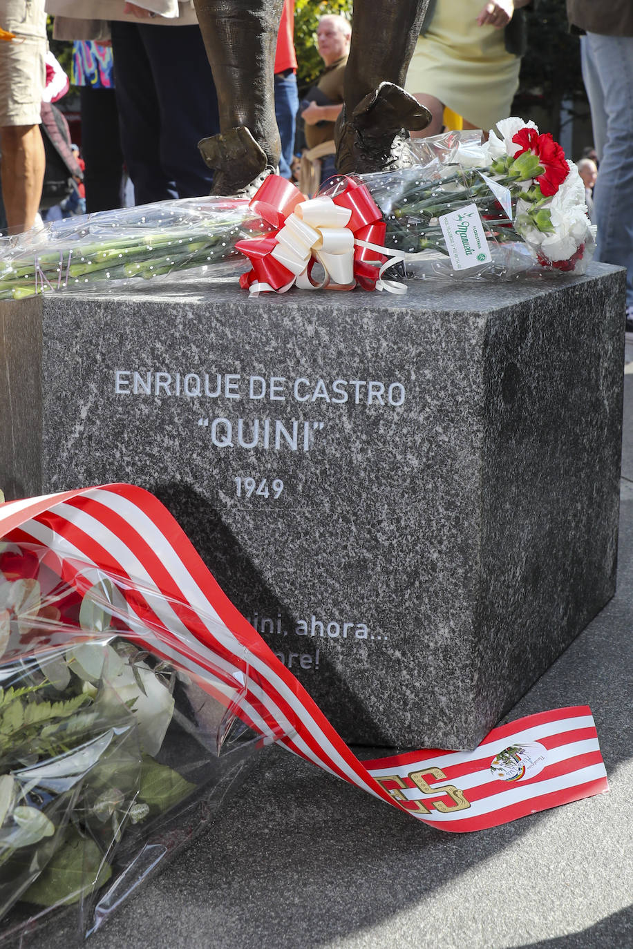 Quini, eterno en El Molinón: las imágenes de la inauguración de la escultura en Gijón