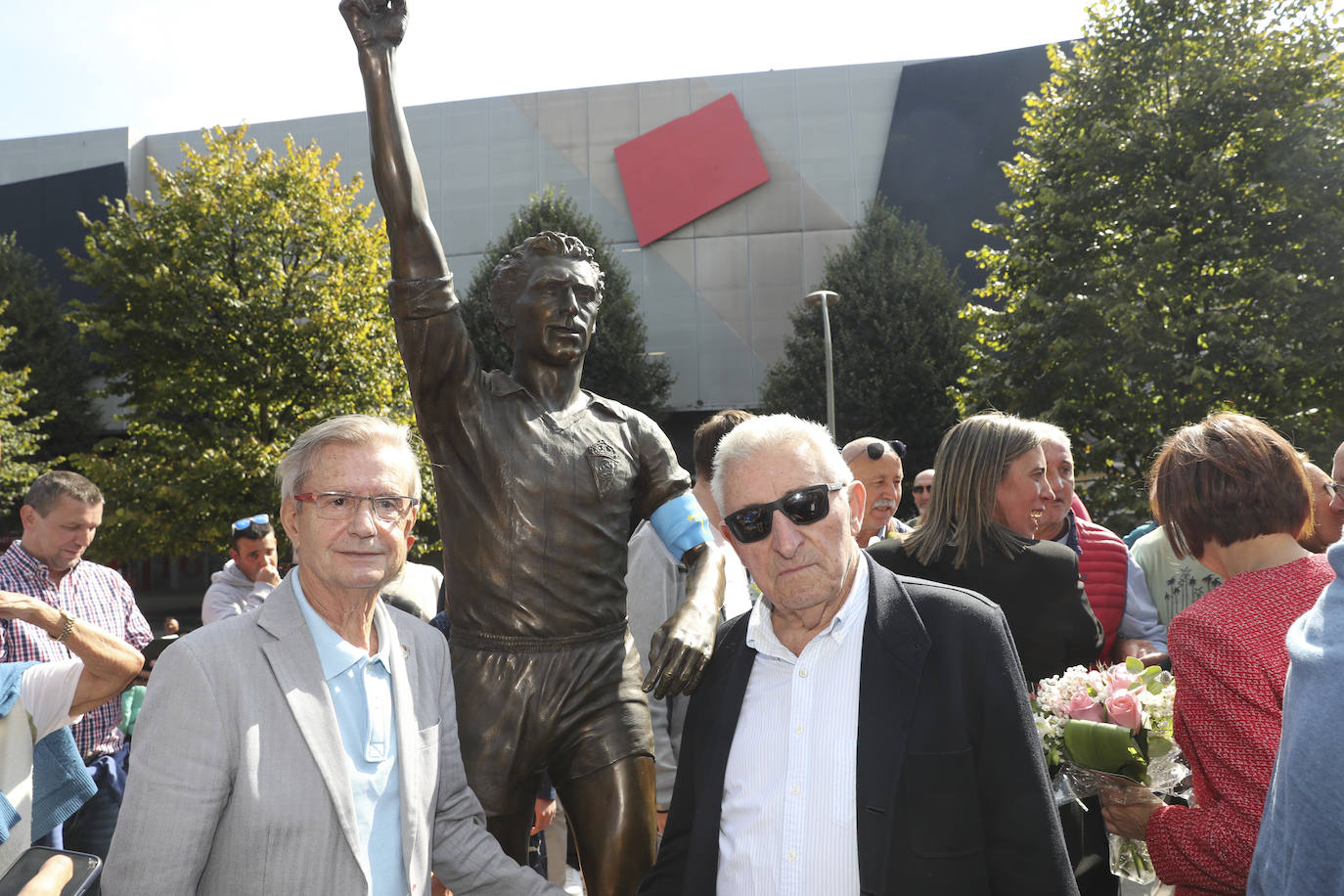 Quini, eterno en El Molinón: las imágenes de la inauguración de la escultura en Gijón