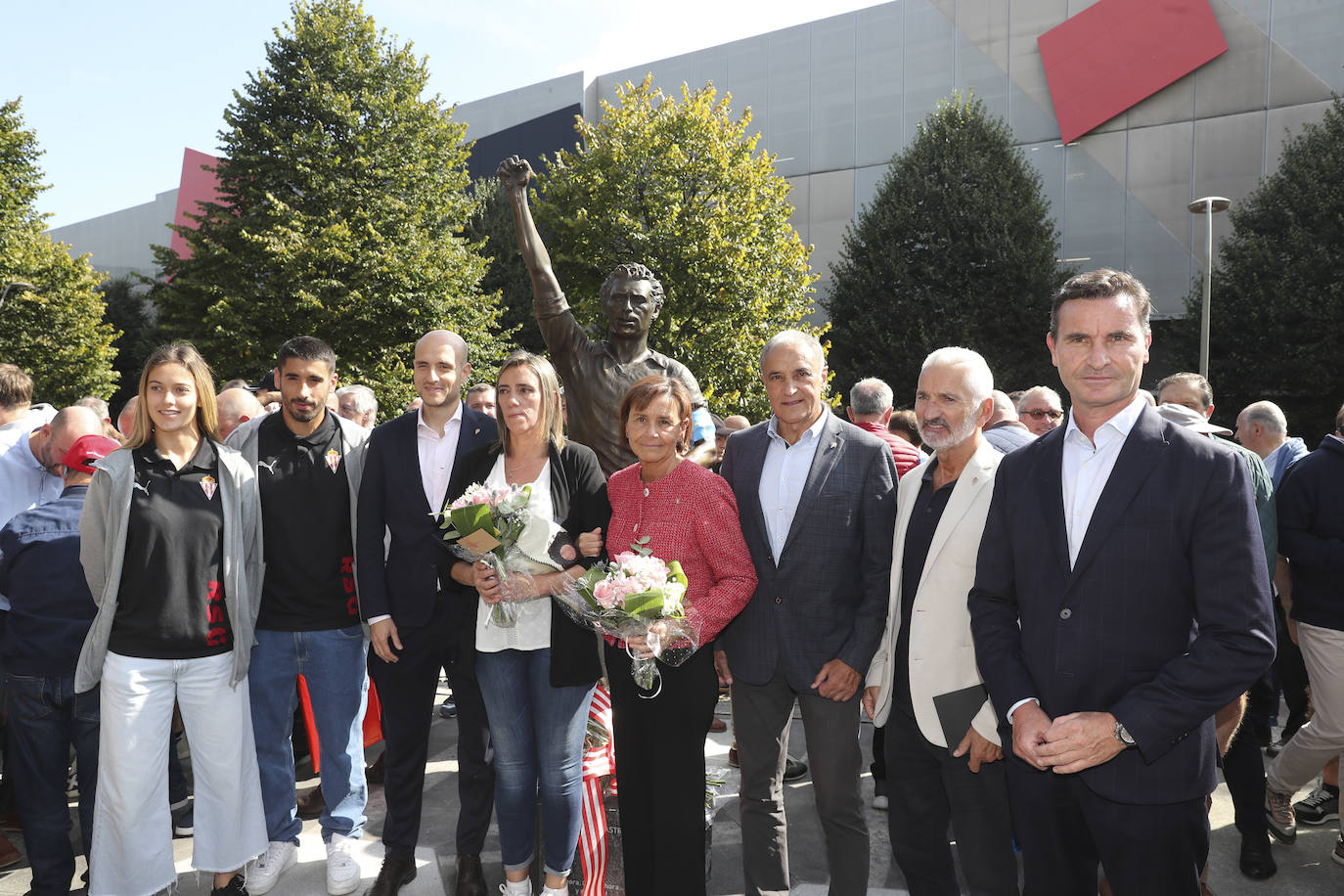 Quini, eterno en El Molinón: las imágenes de la inauguración de la escultura en Gijón