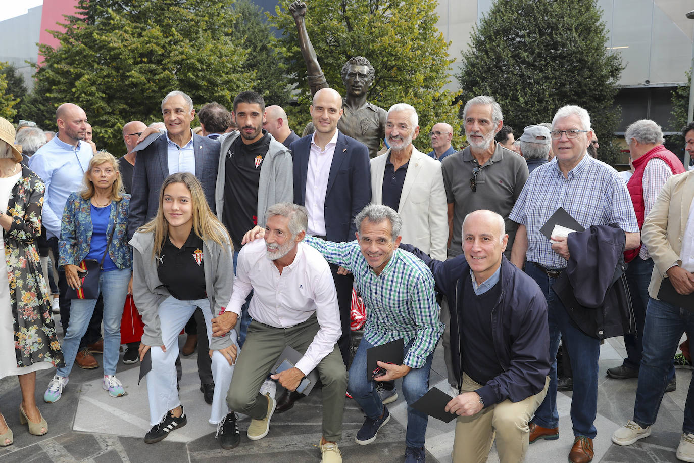 Quini, eterno en El Molinón: las imágenes de la inauguración de la escultura en Gijón