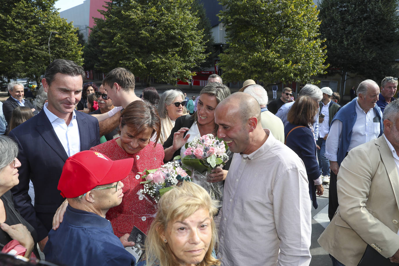 Quini, eterno en El Molinón: las imágenes de la inauguración de la escultura en Gijón