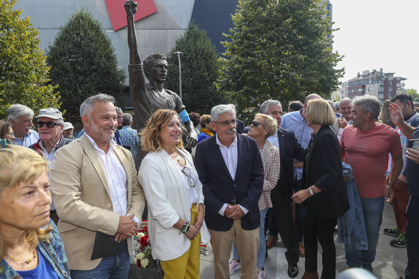 Quini, eterno en El Molinón: las imágenes de la inauguración de la escultura en Gijón