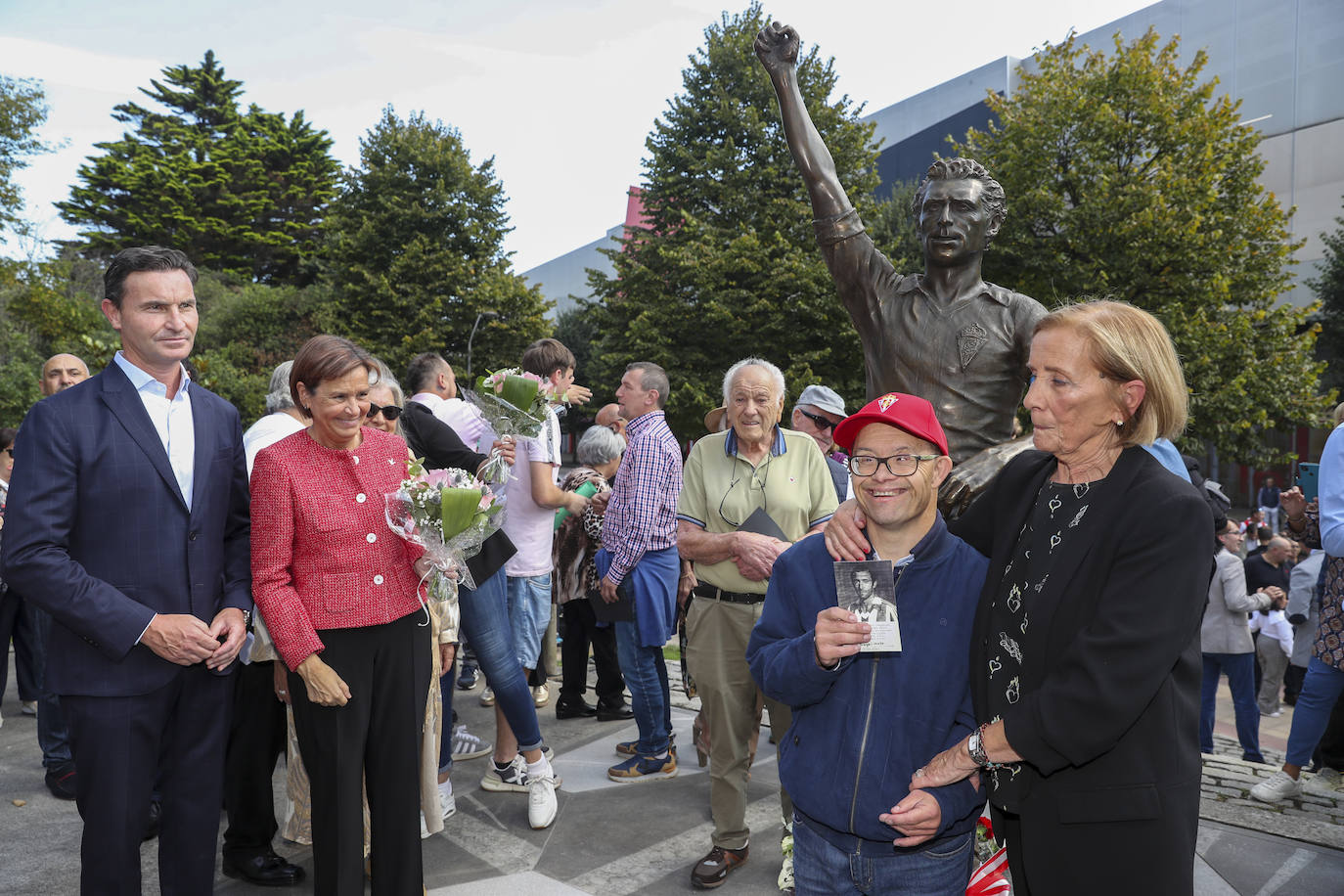 Quini, eterno en El Molinón: las imágenes de la inauguración de la escultura en Gijón