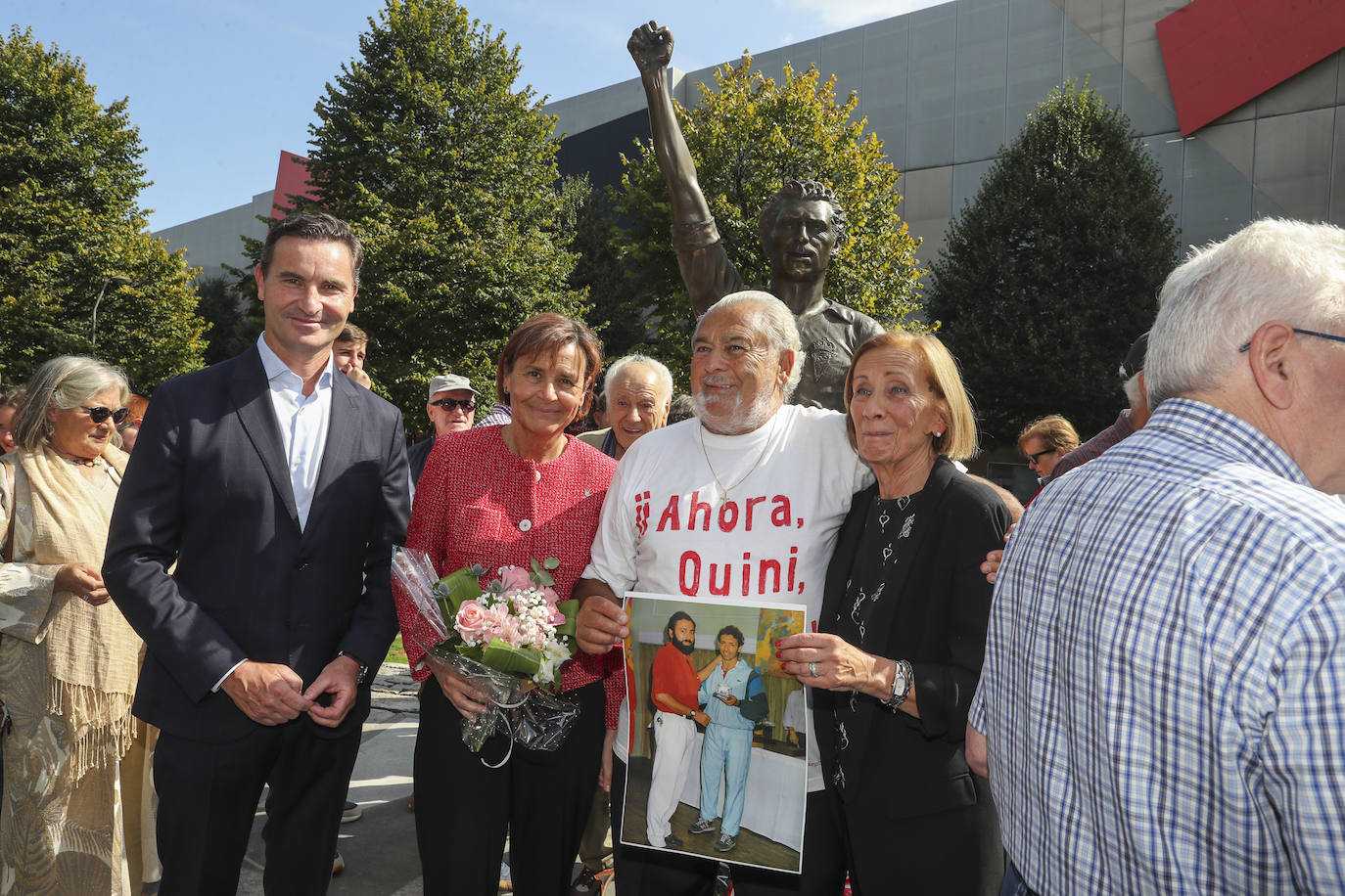 Quini, eterno en El Molinón: las imágenes de la inauguración de la escultura en Gijón