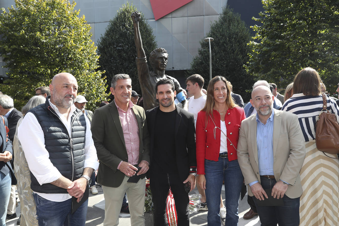 Quini, eterno en El Molinón: las imágenes de la inauguración de la escultura en Gijón