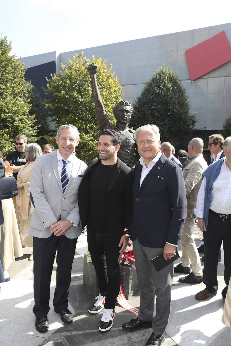 Quini, eterno en El Molinón: las imágenes de la inauguración de la escultura en Gijón