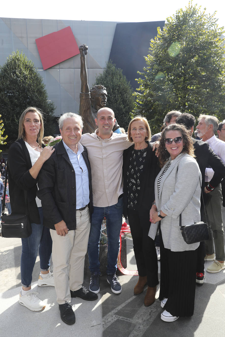 Quini, eterno en El Molinón: las imágenes de la inauguración de la escultura en Gijón