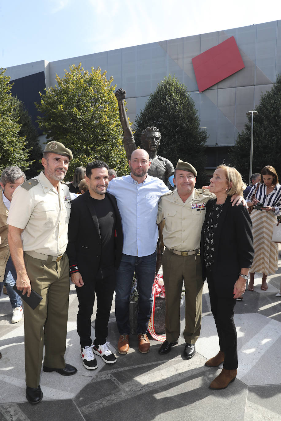 Quini, eterno en El Molinón: las imágenes de la inauguración de la escultura en Gijón