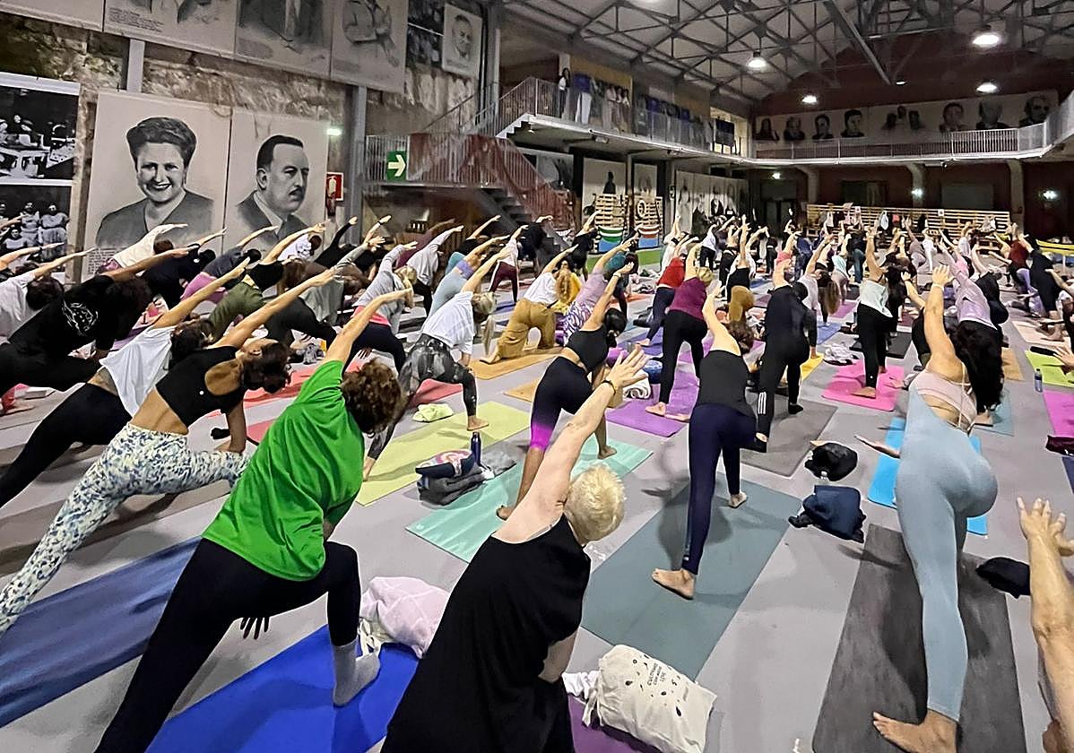Una de las clases del Candás Yoga Fest en la Antigua Fábrica de Ortiz.
