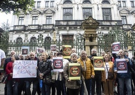 Una de las concentraciones de vecinos contra los parques de baterías, en Oviedo.