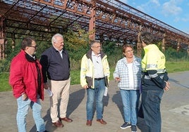 Roberto García, alcalde de Langreo; Alfonso Abascal Aznar, representante de ASCH Infraestructuras y Servicios; Ignacio García Matamoros, arquitecto municipal; Encarnación Fernández Álvarez, interventora accidental; y Juan José Cañas, jefe de obra, ayer, en Talleres del Conde.