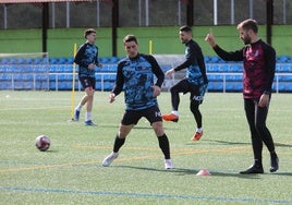 Jorge Fernández, en un entrenamiento del Real Avilés en La Toba el pasado mes de marzo.