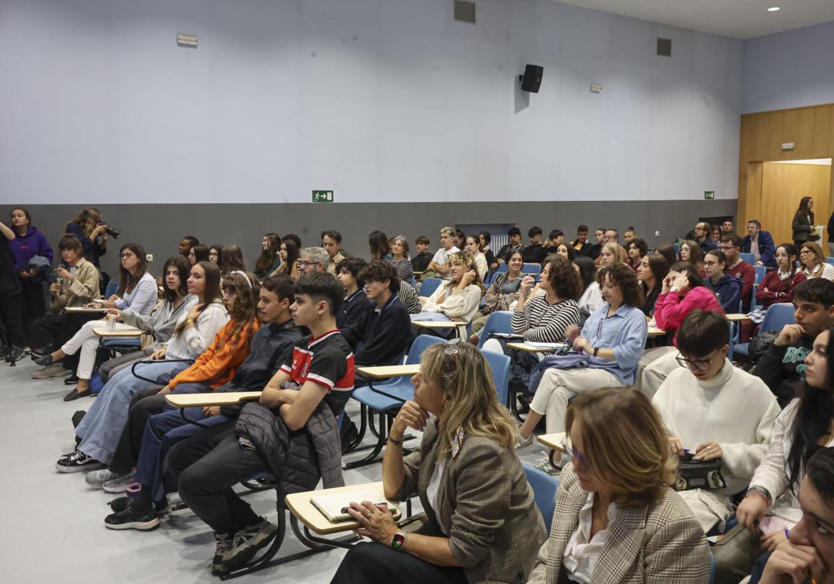 Los alumnos que ayer asistieron a la primera de las sesiones formativas en el IES Alfonso II de Oviedo.