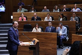 El presidente del Principado, Adrián Barbón, en la Junta General.