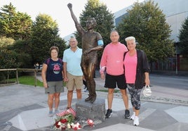 Algunos de los gijoneses que se acercaron a sacarse una foto junto a la estatua de Quini.