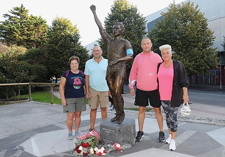 Algunos de los gijoneses que se acercaron a sacarse una foto junto a la estatua de Quini.