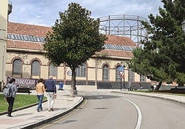 La nave de la Popular Ovetense con el gasómetro de la Fábrica de Gas de fondo.