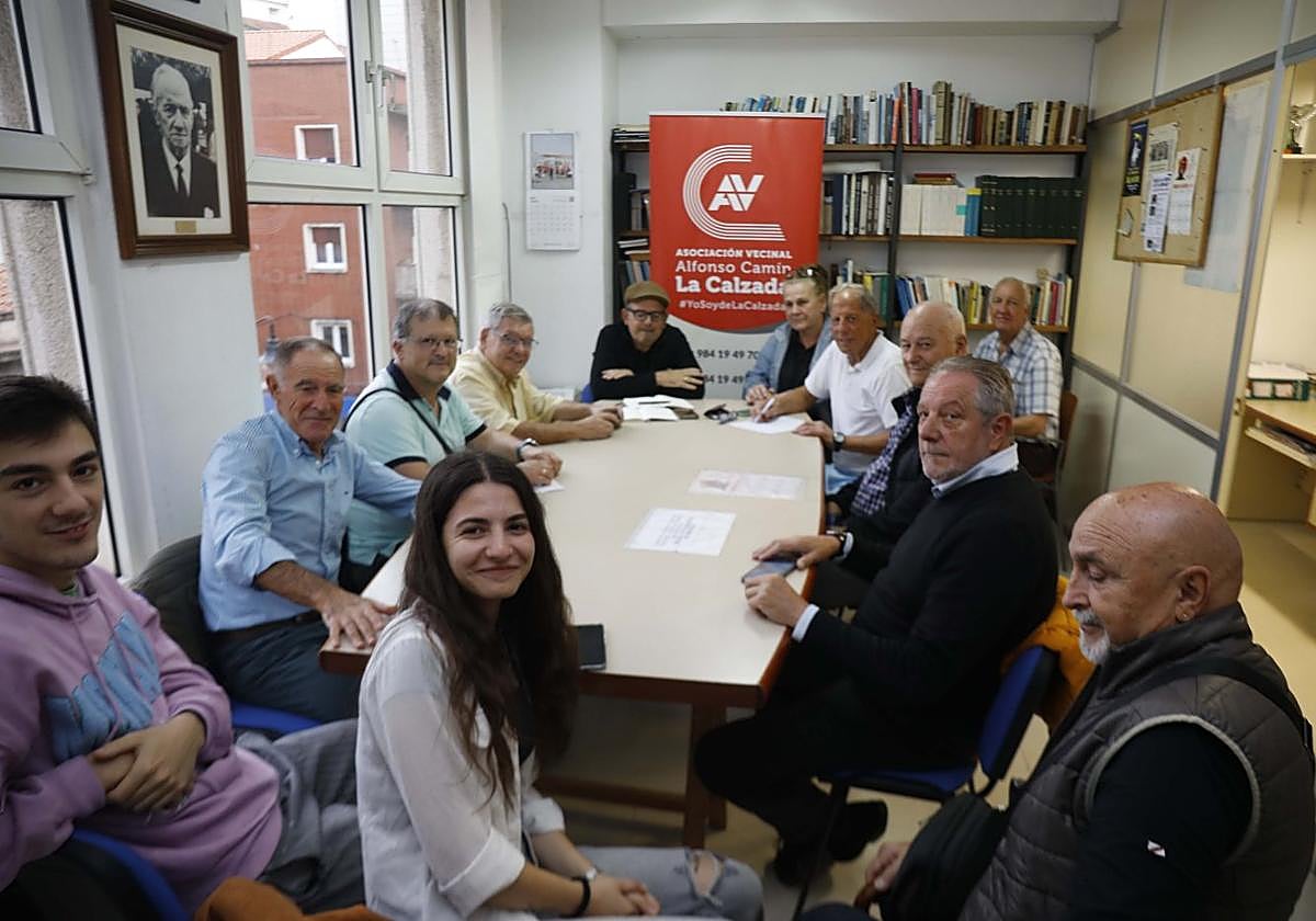 Los vecinos de La Calzada, reunidos ayer para diseñar su hoja de ruta contra el ministerio.