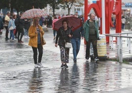 Las lluvias ocasionadas por la borrasca Aitor azotaron Gijón durante la tarde de ayer.