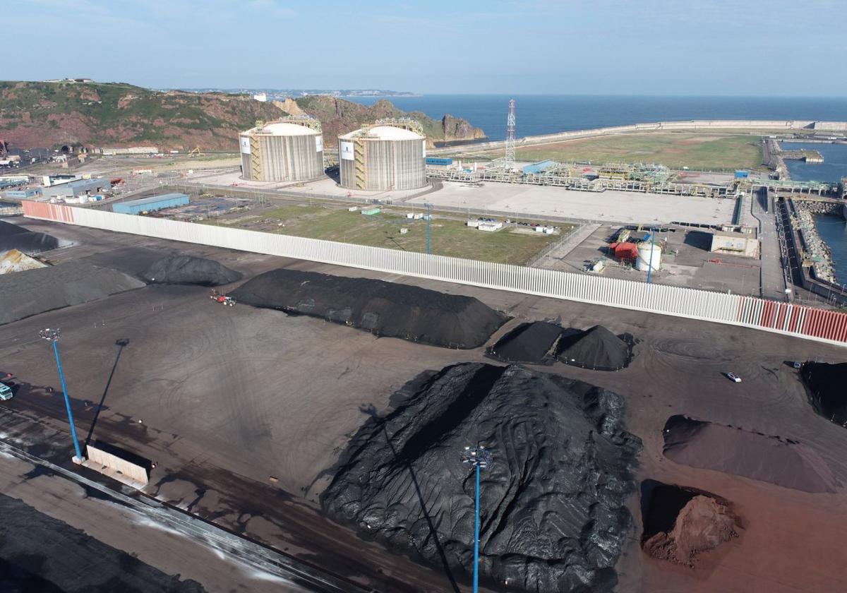 Barrera antipolución de 490 metros de largo y 11 de alto recién instalada en la trasera del Muelle Marcelino León, que tendrá hoy su primera prueba de fuego con 'Aitor'.