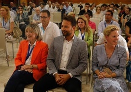 Esther Llamazares, Álvaro Queipo y Estefanía Rodríguez, en el congreso de julio.