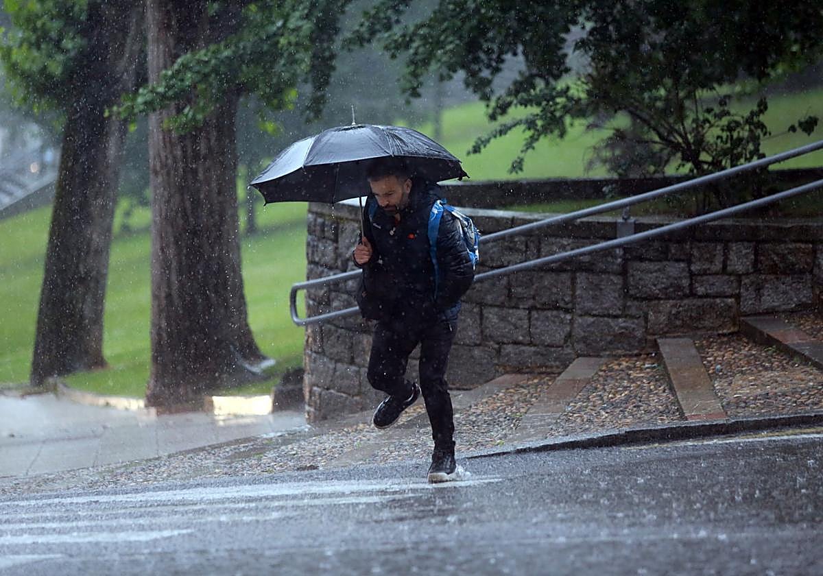 Lluvia en Oviedo durante un temporal.