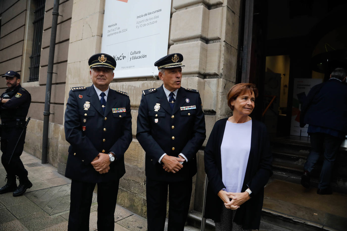 La historia del cuerpo de la Policía Nacional en Asturias, recopilada en 200 páginas