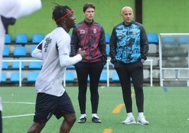 Javi Rozada, junto al segundo entrenador, Miguel Méndez, en el entrenamiento del Avilés ayer en La Toba.