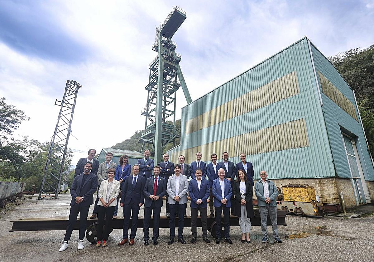 Detrás, José Ignacio García, Francisco Fernández, Elisa Uría, Antonio Crespo, Gustavo Alija, Fernando Villabella, Miguel Ángel Traverso, Jorge Pérez, Pablo Coca y Jesús López. Delante, Rubén Hidalgo, Susana de la Fuente, David González, Enrique Fernández, Borja Sánchez, Julio García, Marcelino González, Reyes Ceñal y José Emilio García.