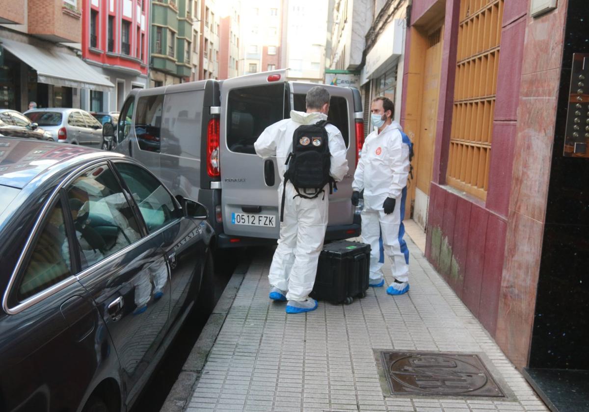 La Policía Científica, en la calle Luanco.