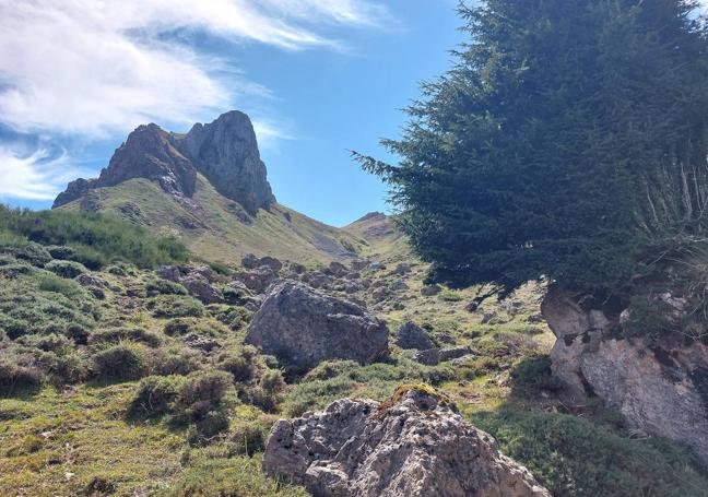 Un silencio acogedor y una paz extensa adornan toda esta ruta junto a verdores, tejos, hayas, enormes montañas y caminos por brañas viejas llenas de encantos