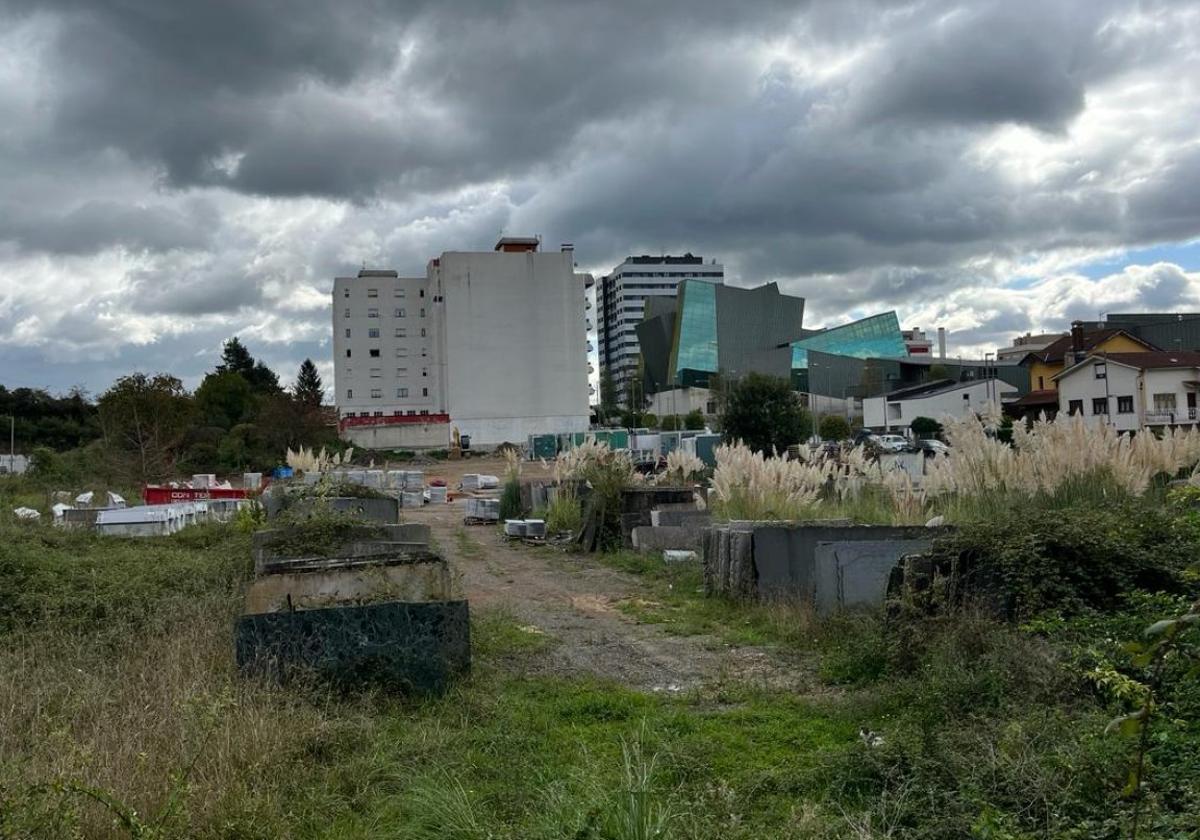 Espacio en el que se habilitará una nueva zona verde interior entre los nuevos bloques, que darán a Florencio Rodríguez, a la derecha de la imagen. A la izquierda está la calle Ángel Embil.