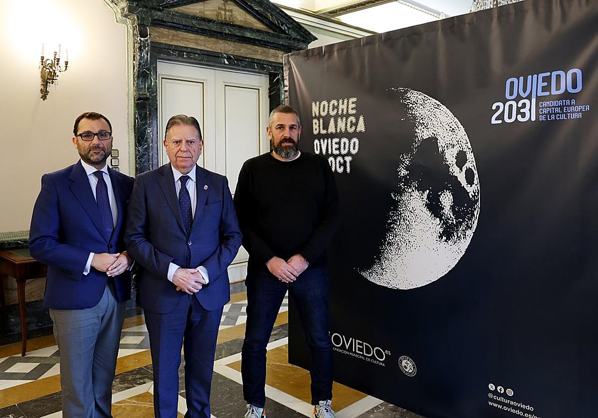 El concejal David Álvarez, el alcalde, Alfredo Canteli, y el director artístico de la Noche Blanca, José Castellanos, en la presentación.