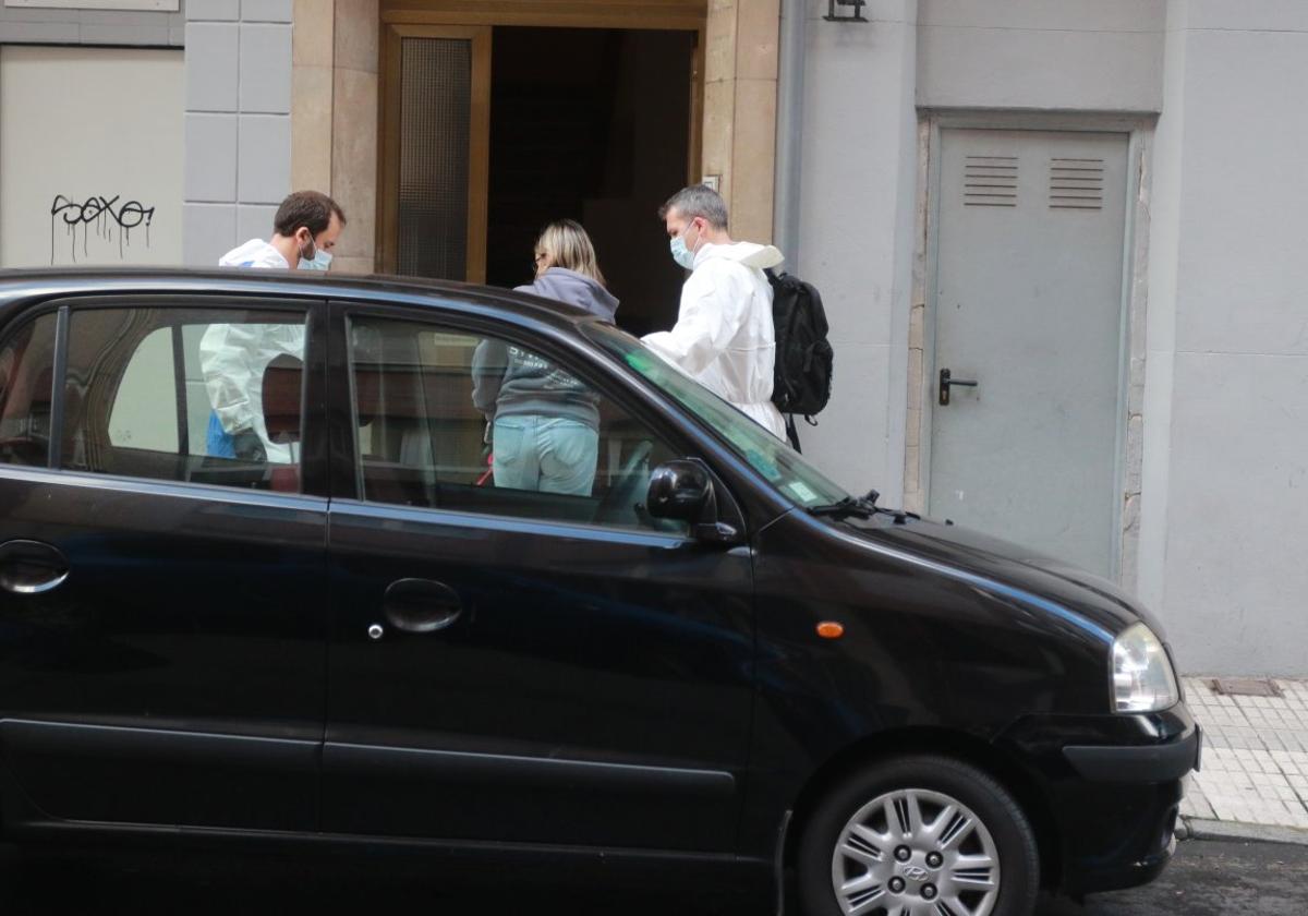 Agentes de la Policía Científica de la Comisaría General de Madrid, el jueves en la calle Luanco.