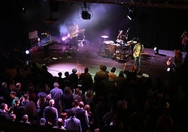 Los Míticos del Chimborazo trasladaron su música del Parchís, donde estaba previsto su concierto, al Antiguo Instituto por la lluvia.
