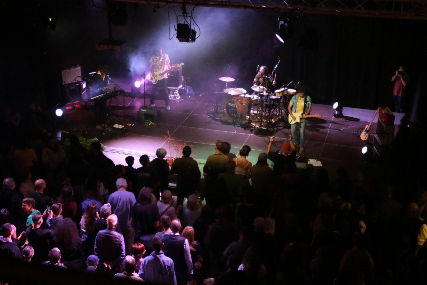 Los Míticos del Chimborazo trasladaron su música del Parchís, donde estaba previsto su concierto, al Antiguo Instituto por la lluvia.
