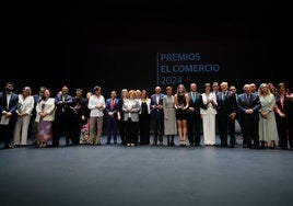 Foto de familia de los premiados con quienes les entregaron los premios y las autoridades presentes.